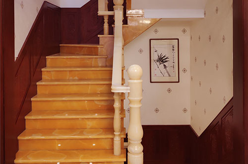 盐城中式别墅室内汉白玉石楼梯的定制安装装饰效果